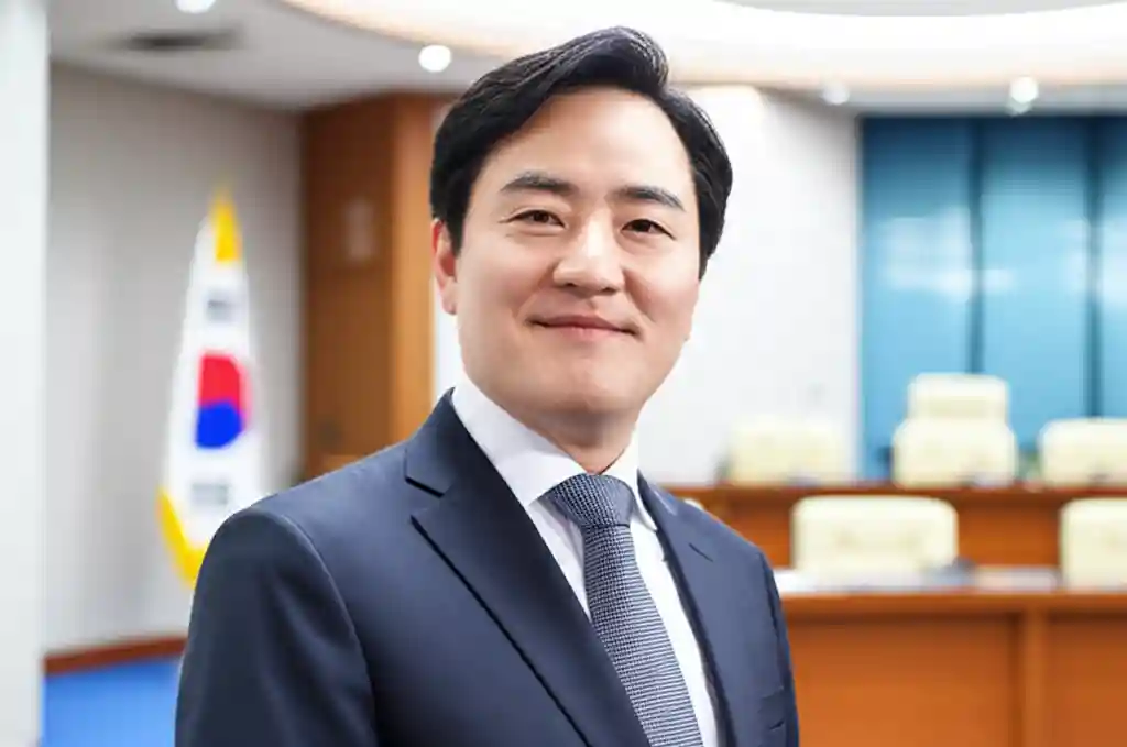 김민기 국토교통위원장의 전문적인 인물 사진. 신뢰감 있고 친근한 표정으로 카메라를 응시하며, 국토교통 분야의 리더십을 상징합니다.