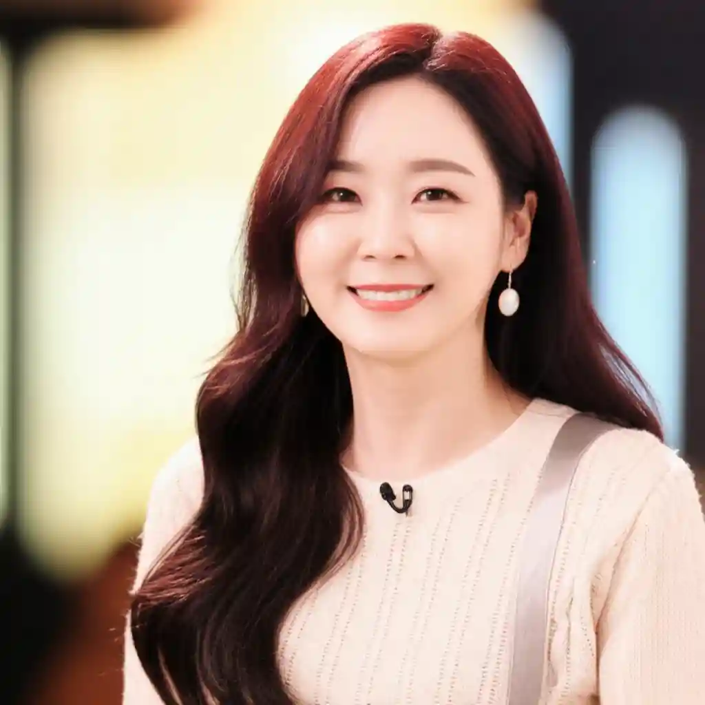 돌싱글즈7 한예원 씨의 밝고 자신감 넘치는 모습, 패션 디자이너로서의 세련된 매력을 강조한 인물 사진
