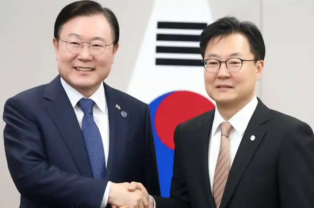 2022년 대선 당시 안철수 국민의당 후보와 이준석 국민의힘 대표가 단일화 합의 후 함께 서 있는 모습