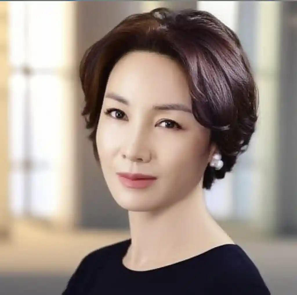 배우 오현경의 우아한 프로필 사진. 50대 중반의 나이에도 변함없는 아름다움을 보여주는 그녀의 모습.