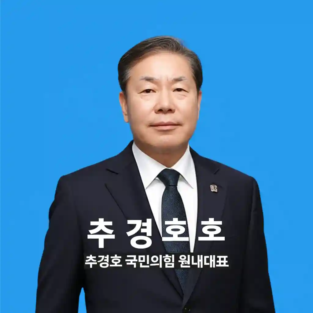 추경호 원내대표가 기자들과 소통하는 모습