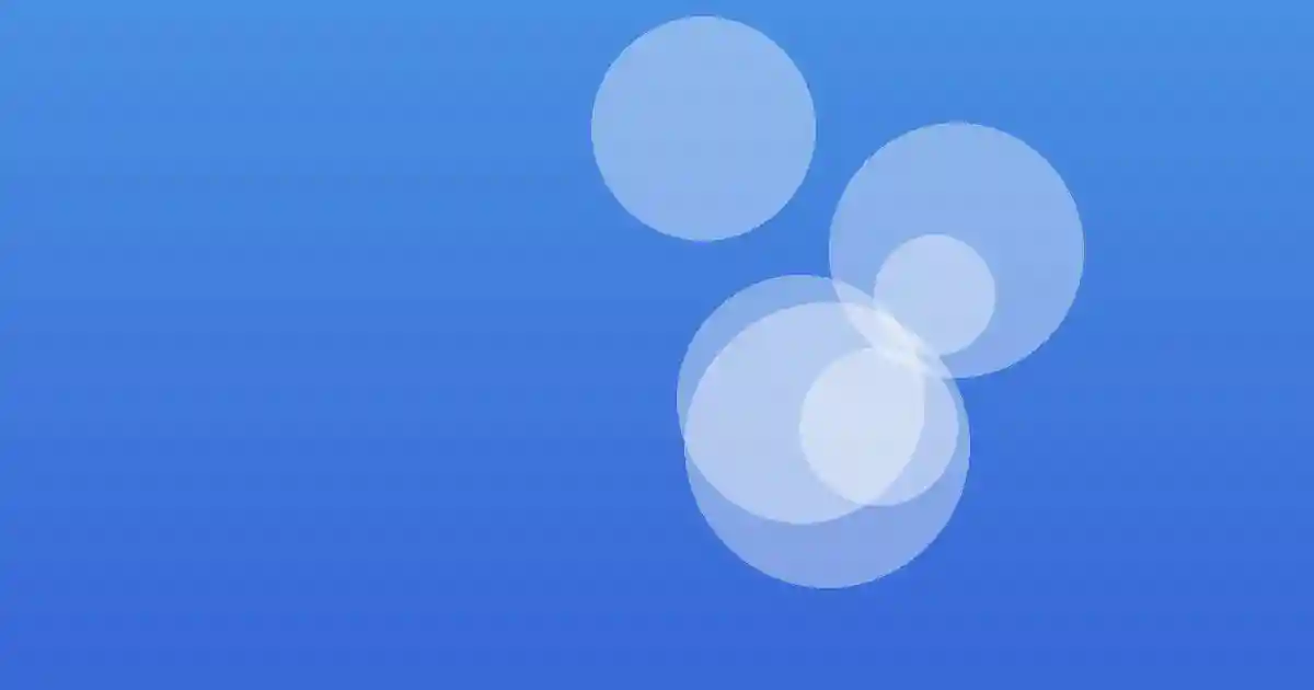 안개 낀 산봉우리 위의 왕관 이미지