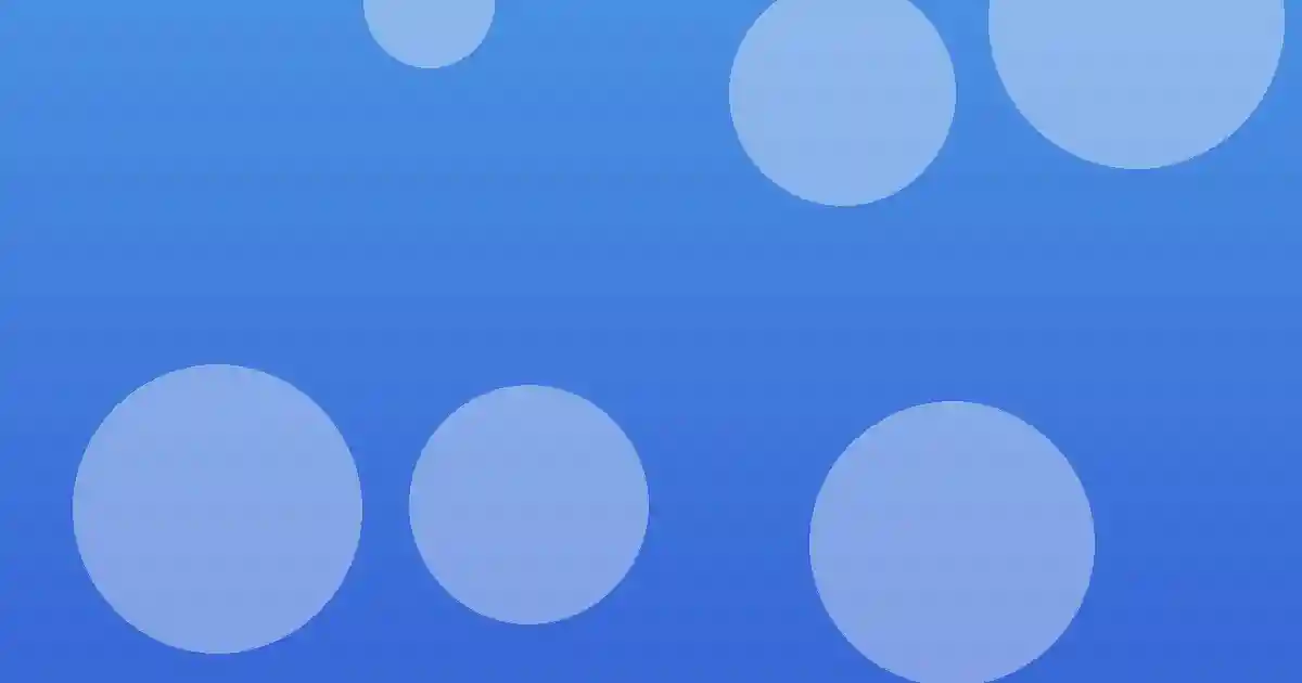 광안리 해변을 걷는 사람들 뒤로 보이는 중국집 간판