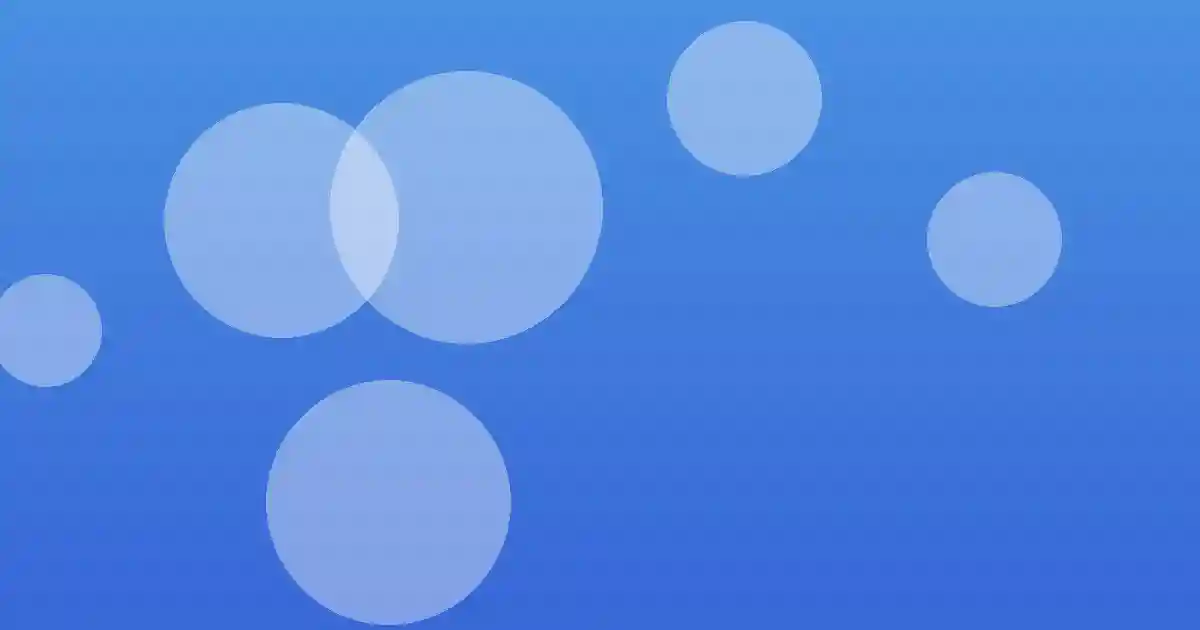 활짝 펼쳐진 영어 원서와 따뜻한 차 한 잔