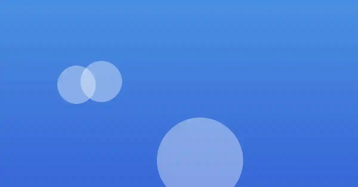 활기찬 전통시장에서 온누리상품권으로 쇼핑하는 사람들의 모습