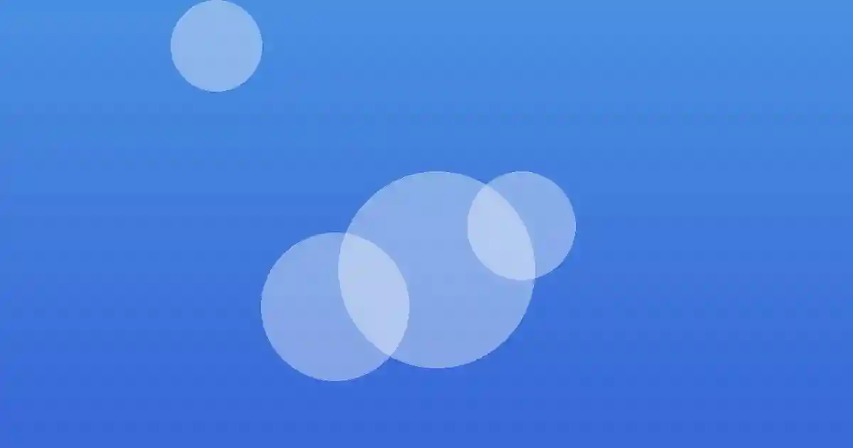 다양한 현수막이 걸린 번화가 거리 풍경